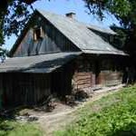 Widok na drewutnię i wejście do "niebieskiego".